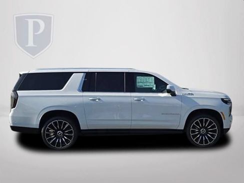 New 2026 Chevrolet Suburban High Country AWD/4WD image 4
