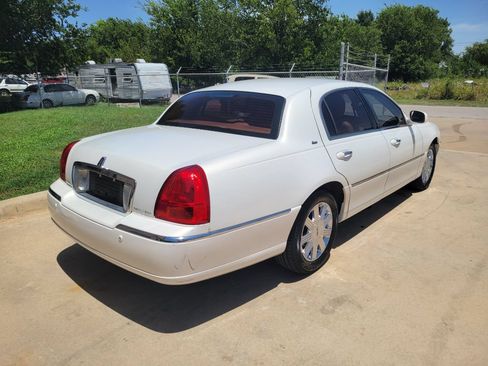 Used 2003 Lincoln Town Car Cartier RWD image 4