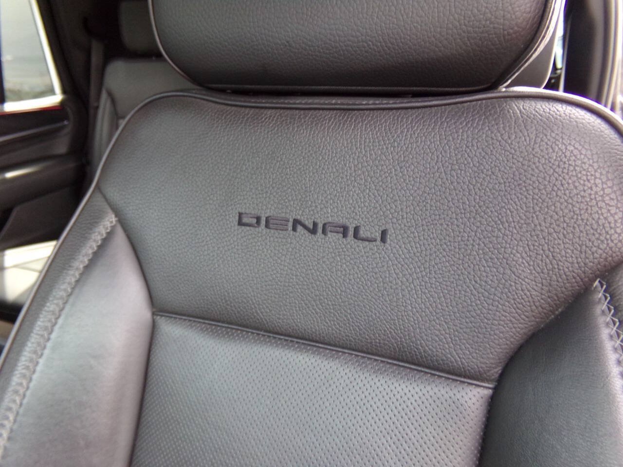 Used 2021 GMC Yukon Denali w/ Denali Ultimate Package AWD/4WD image 31