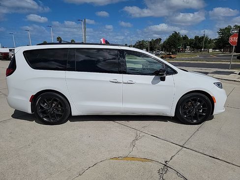 Used 2025 Chrysler Pacifica Limited image 6