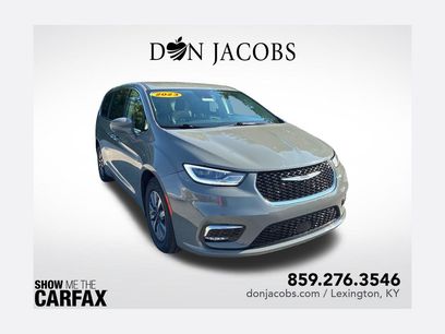 Used 2022 Chrysler Pacifica Touring-L w/ Uconnect Theater Family Group