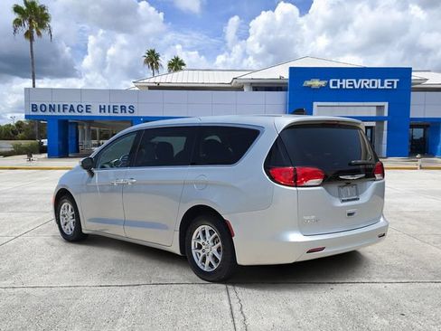 Used 2022 Chrysler Voyager LX FWD image 3