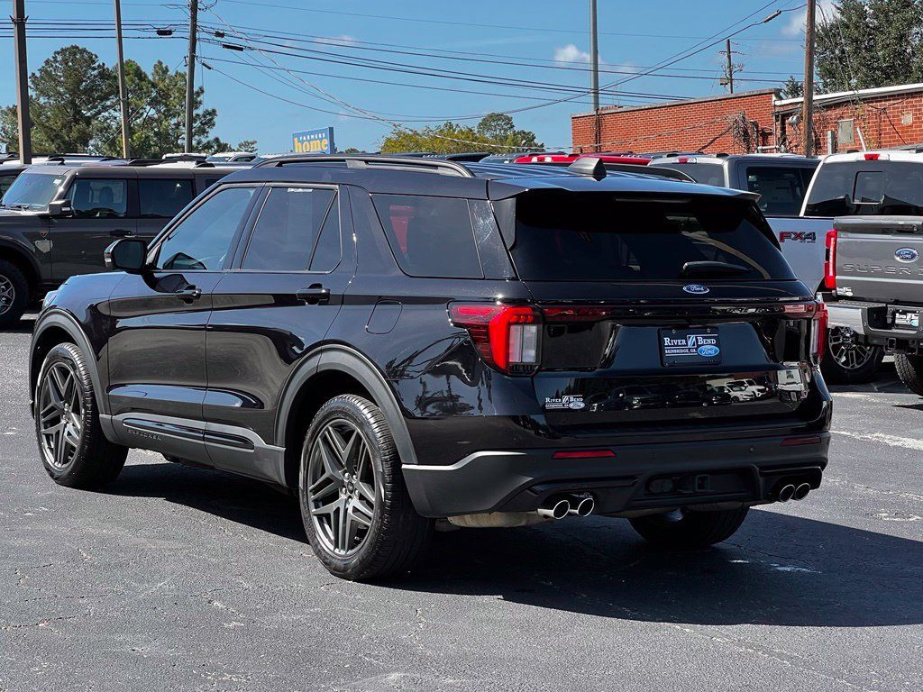 Used 2025 Ford Explorer ST RWD image 3