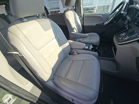 Used 2020 Toyota Sienna XLE image 22