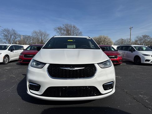 New 2026 Chrysler Pacifica Limited FWD image 2