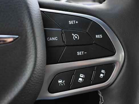 Used 2025 Chrysler Pacifica Select FWD image 23