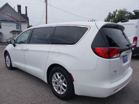 Used 2017 Chrysler Pacifica Touring FWD image 17