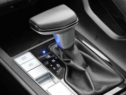 Certified 2022 Hyundai Elantra Limited w/ Preferred Accessory Package image 25