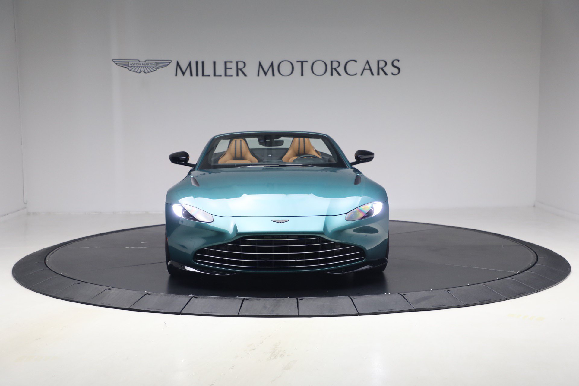 Used 2023 Aston Martin V8 Vantage Roadster RWD image 28