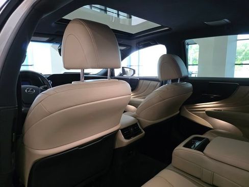 Used 2023 Lexus LS 500 w/ Accessory Package (Z1) RWD image 18