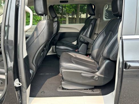 Used 2024 Chrysler Pacifica Limited FWD image 21