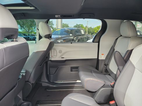 Used 2022 Toyota Sienna XSE FWD image 19
