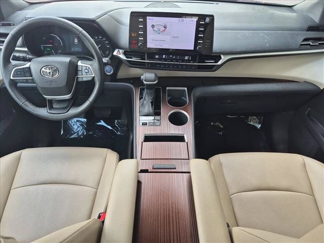 Used 2023 Toyota Sienna XLE FWD image 16