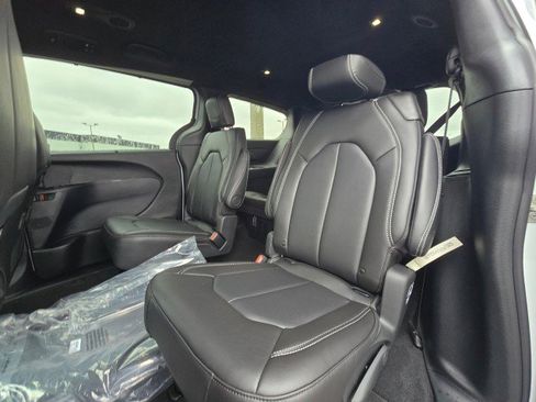 New 2026 Chrysler Pacifica Select image 18