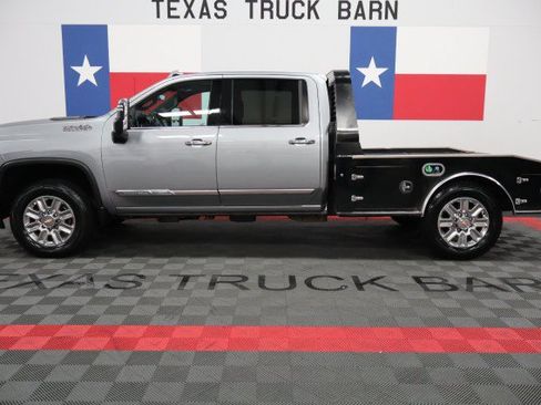 Used 2024 Chevrolet Silverado 2500 High Country w/ High Country Premium Package AWD/4WD image 2
