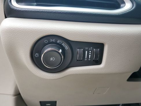 Used 2023 Chrysler Pacifica Touring-L FWD image 23