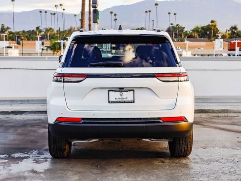 New 2025 Jeep Grand Cherokee Altitude image 8