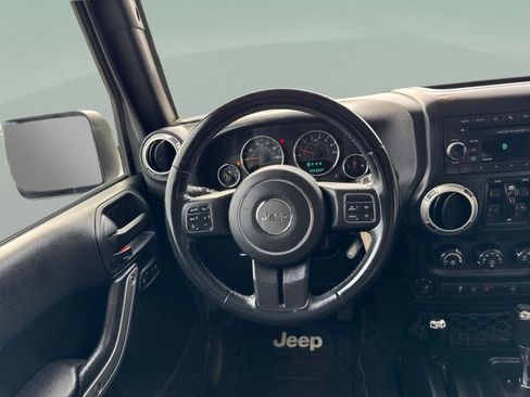 Used 2018 Jeep Wrangler Unlimited Sahara w/ Connectivity Group AWD/4WD image 28