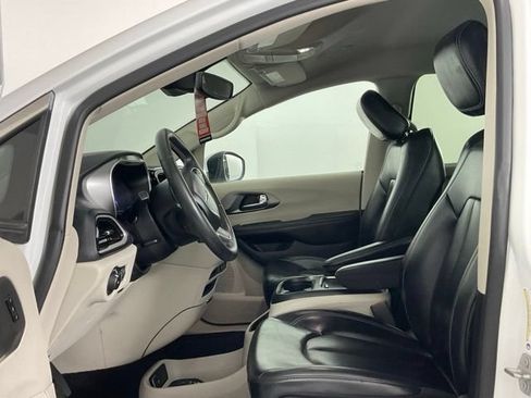Used 2023 Chrysler Pacifica Touring-L FWD image 10