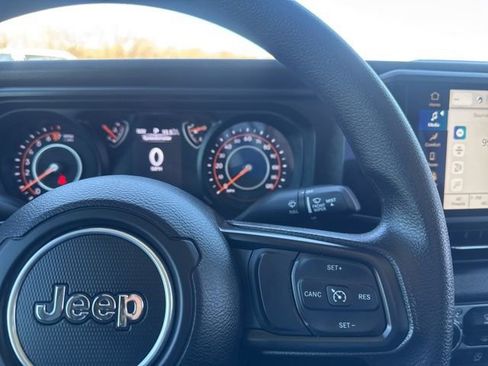 Used 2025 Jeep Gladiator Sport image 14