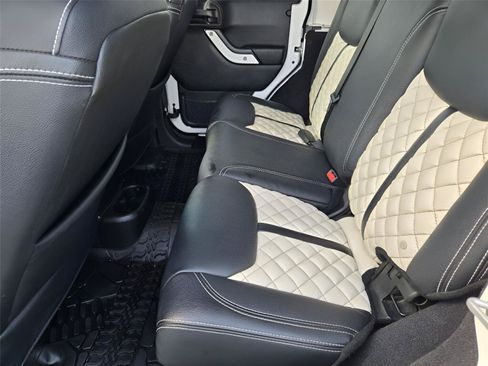 Used 2017 Jeep Wrangler Unlimited Rubicon w/ Connectivity Group AWD/4WD image 28