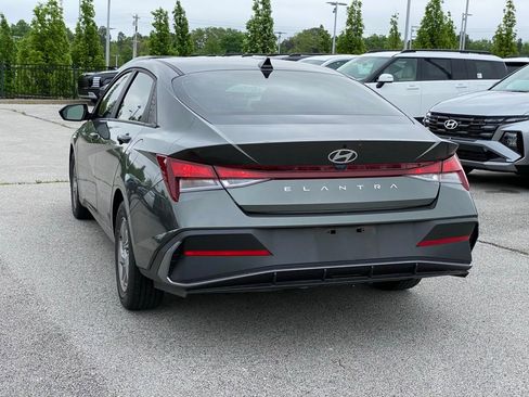 Used 2024 Hyundai Elantra SE image 5