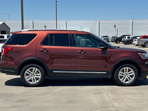 Used 2018 Ford Explorer XLT w/ Equipment Group 201A AWD/4WD image 9