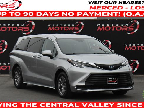 Used 2023 Toyota Sienna LE image 1