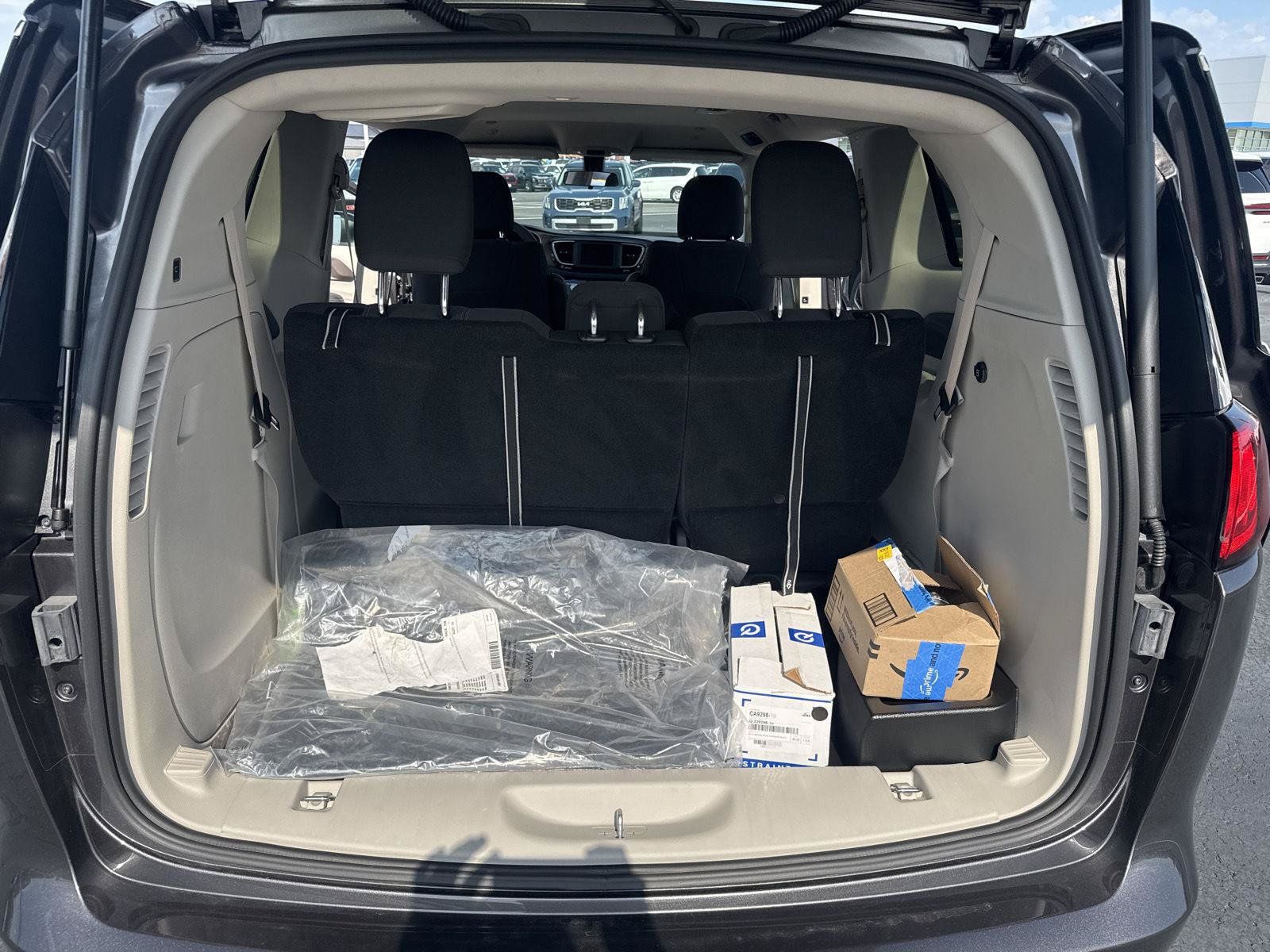 Used 2022 Chrysler Voyager LX FWD image 15