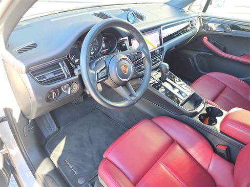 Certified 2025 Porsche Macan image 4