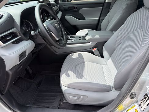 Used 2023 Toyota Highlander L FWD image 15
