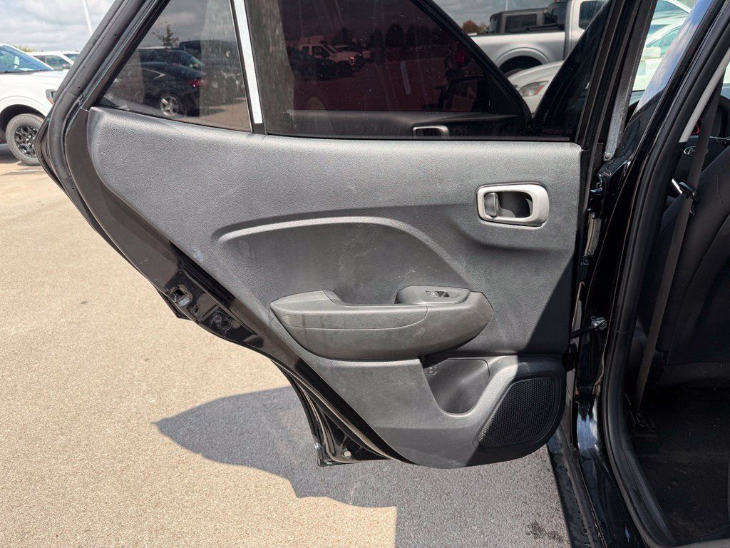 Used 2025 Hyundai Venue SE FWD image 9