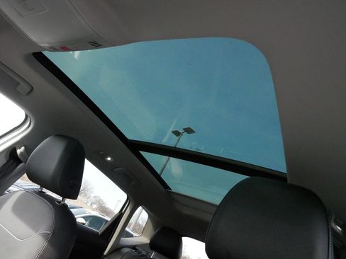 Used 2025 Volkswagen Taos SE image 33