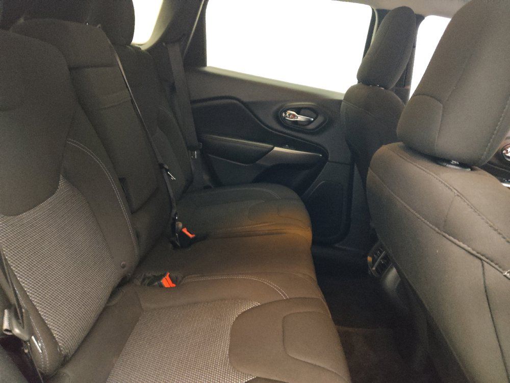 Used 2019 Jeep Cherokee Latitude w/ Popular Appearance Group AWD/4WD image 19