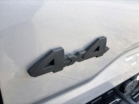 Used 2021 Toyota Tacoma SR5 AWD/4WD image 10