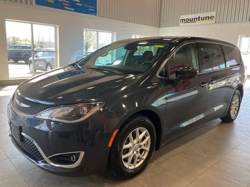 Used 2020 Chrysler Pacifica Touring w/ Cold Weather Group FWD image 1