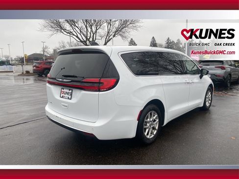 Used 2024 Chrysler Pacifica Touring-L FWD image 5