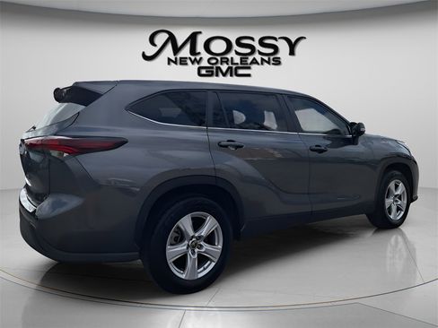 Used 2024 Toyota Highlander LE image 5