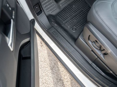 New 2026 Land Rover Defender 110 X-Dynamic SE image 15