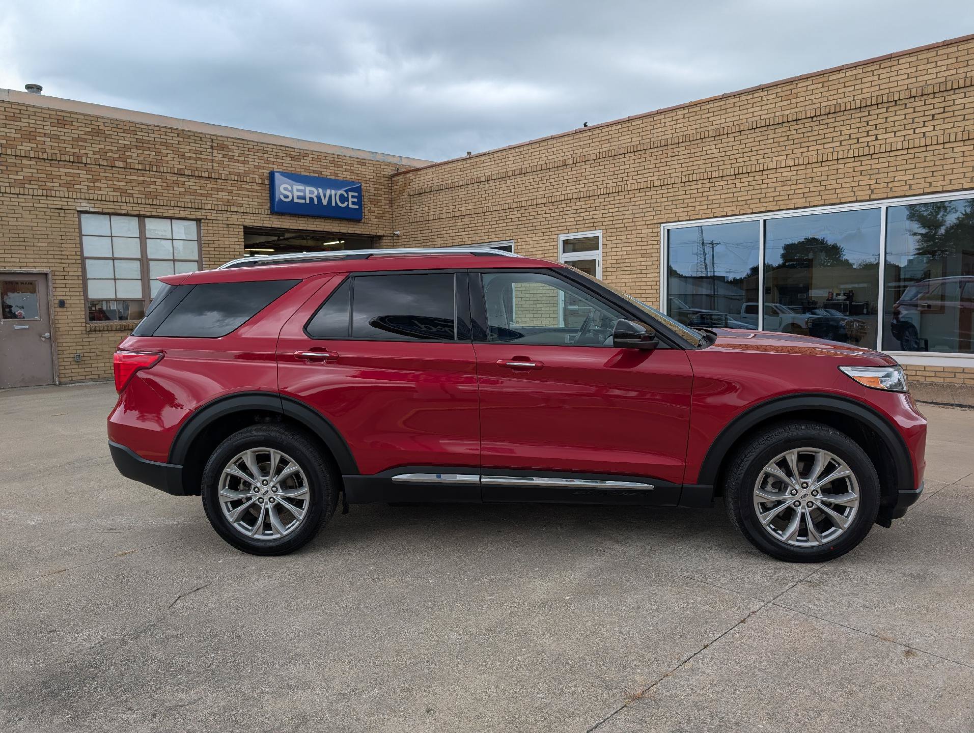 Certified 2023 Ford Explorer Limited w/ Equipment Group 301A AWD/4WD image 5