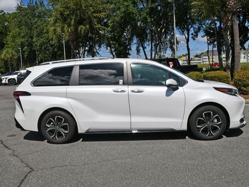 Certified 2025 Toyota Sienna Platinum AWD/4WD image 5