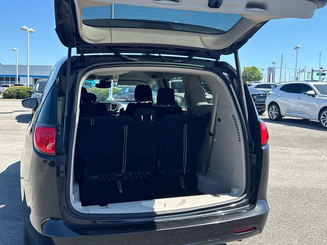 Used 2023 Chrysler Voyager LX FWD image 13