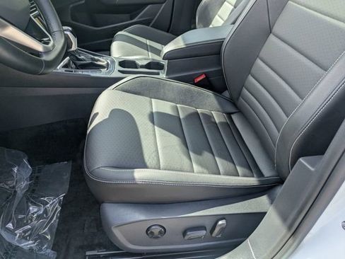 Used 2024 Volkswagen Jetta SE w/ Panoramic Sunroof Package image 18