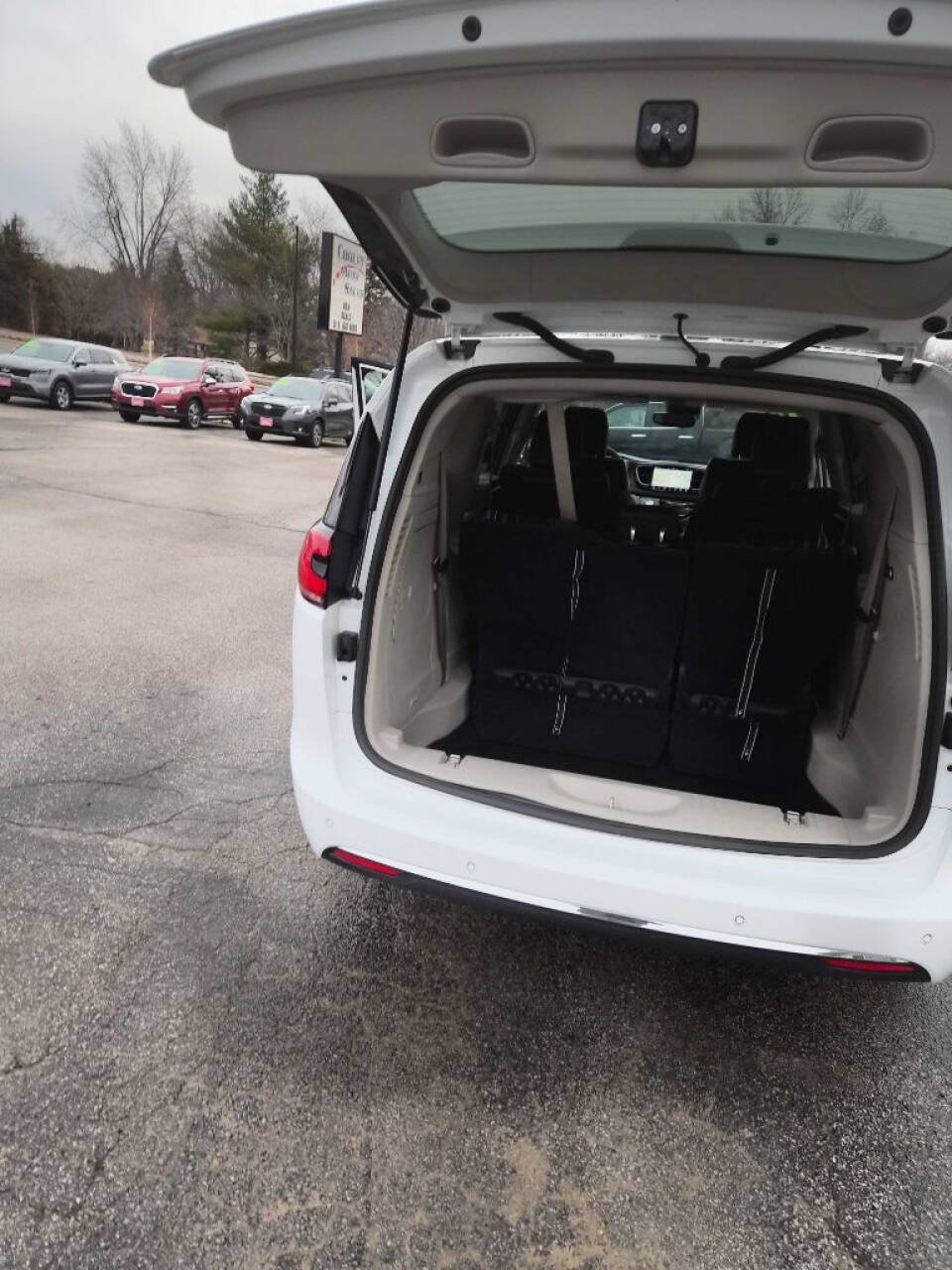 Used 2024 Chrysler Pacifica Limited FWD image 16