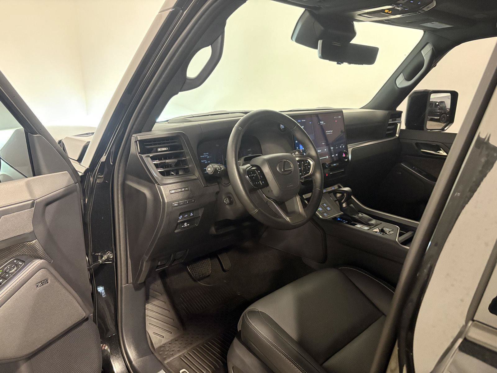 Used 2026 Lexus GX 550 w/ Accessory Package (2T) AWD/4WD image 17