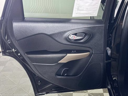 Used 2017 Jeep Cherokee Sport FWD image 17