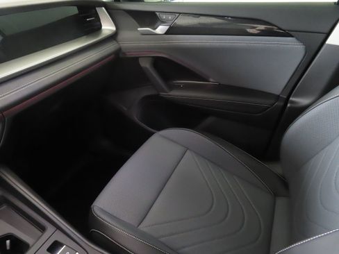 New 2026 Volkswagen Tiguan SE FWD image 19