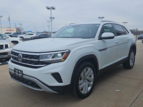 Used 2020 Volkswagen Atlas Cross Sport SE w/ Towing Package image 2