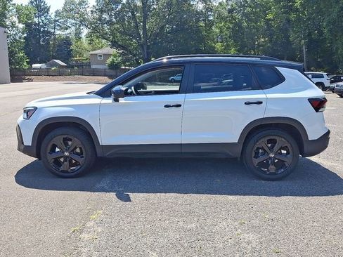 Certified 2025 Volkswagen Taos SE image 6