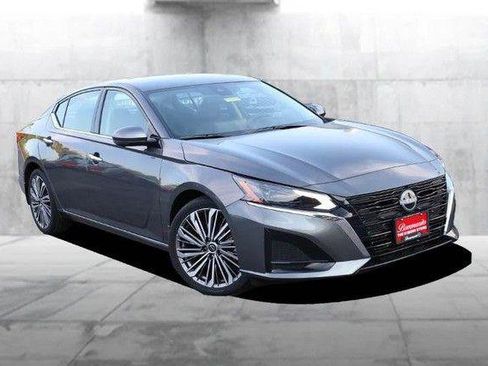 Used 2025 Nissan Altima 2.5 SL FWD image 2